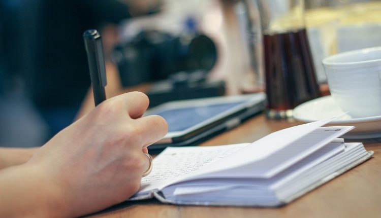 יד שכותבת על מחברת