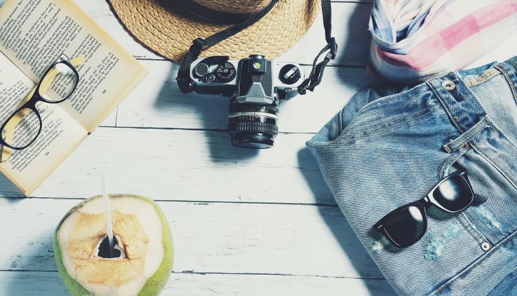 מצלמה, כובע, ג'ינס, משקפי שמש, מבט מלמעלה