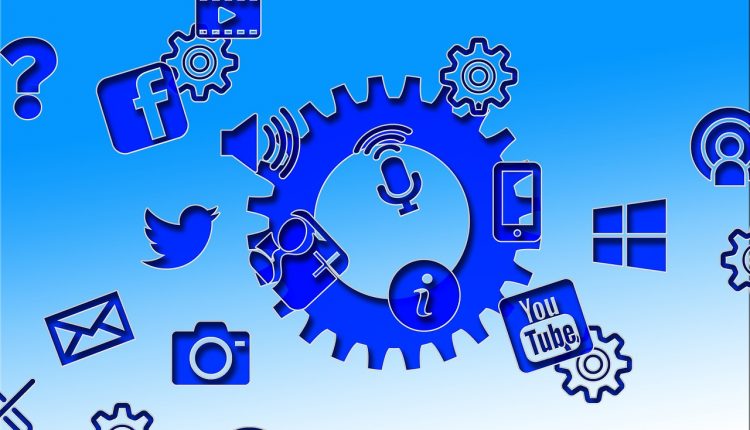 אייקונים של רשתות חברתיות עם גלגל שיניים באמצע